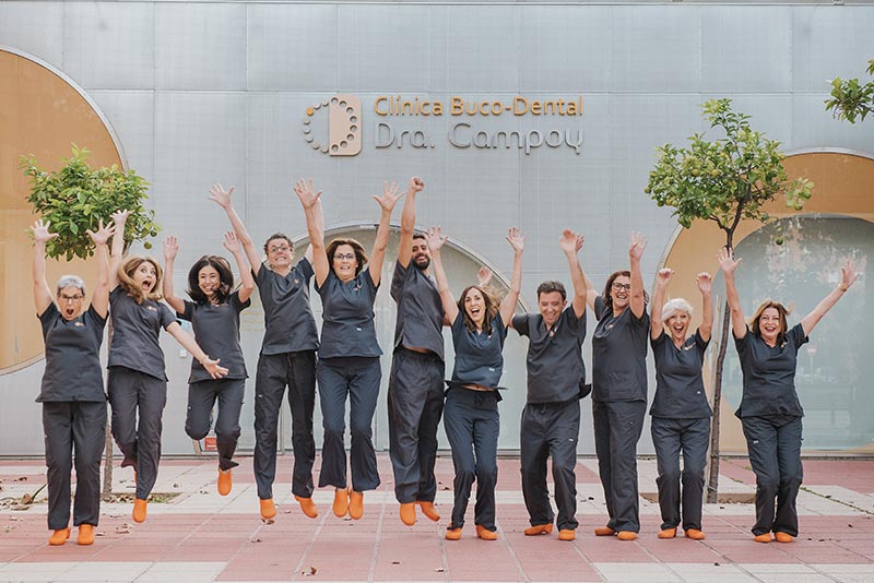 El equipo de Clínica Dental celebrando el sexto aniversario de la apertura de las nuevas instalaciones de Juan de Borbón en Murcia
