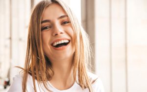 Chica después de un diseño digital de sonrisa en Murcia